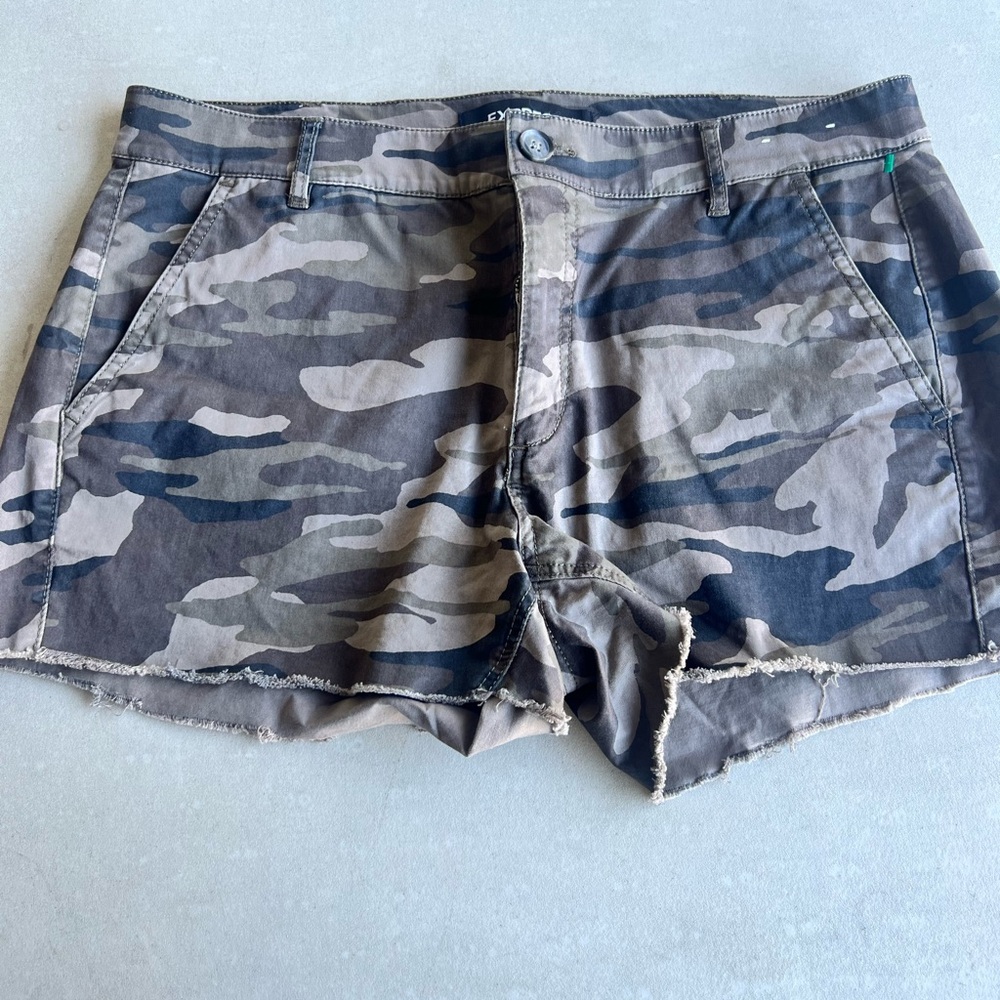 Express Camo Green Cargo Shorts. In EUC. Size 10